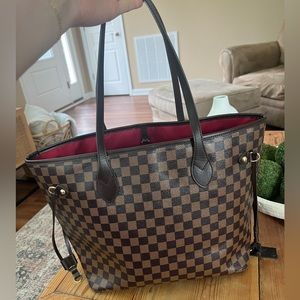 Shoulder bag, great for traveling. Comes with key chain/card holder